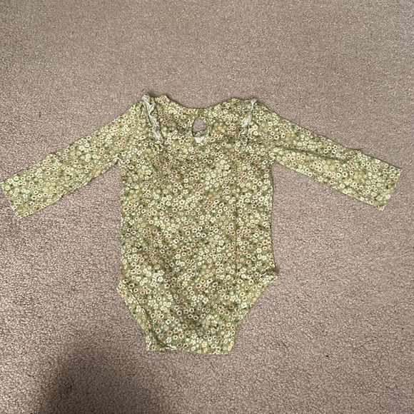 Bundle of 2 Carter’s long sleeve onesies, 18 months - Picture 6 of 7